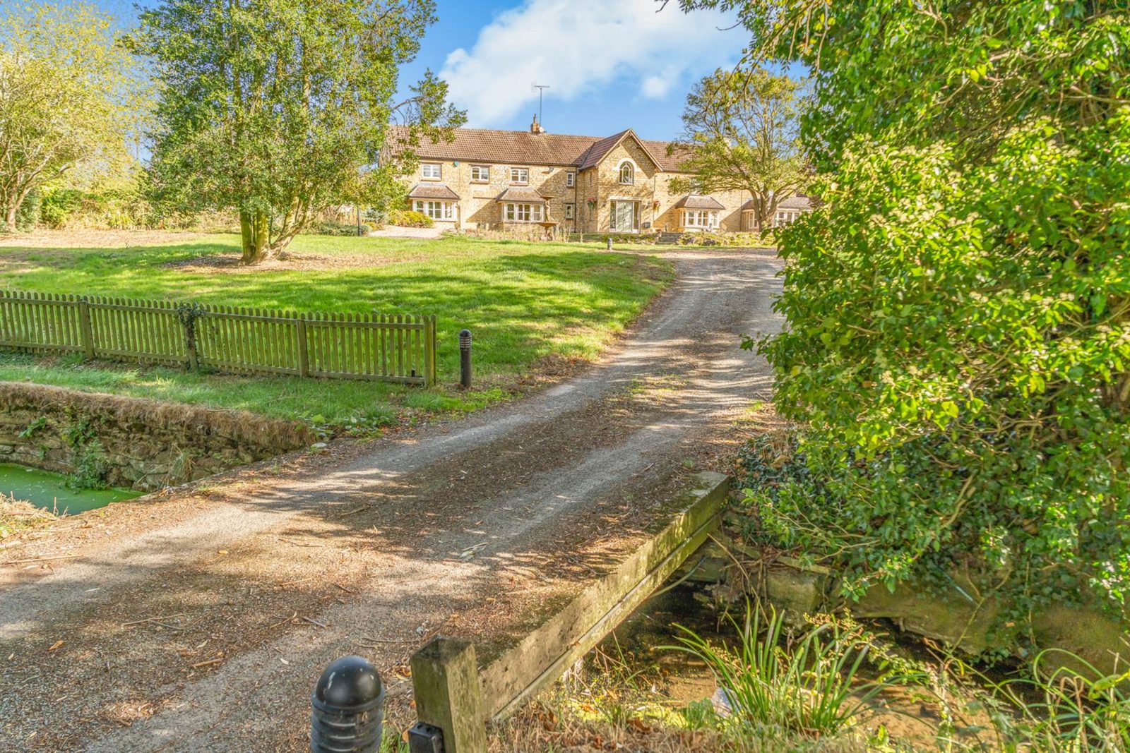Petsoe End: country house with a pool