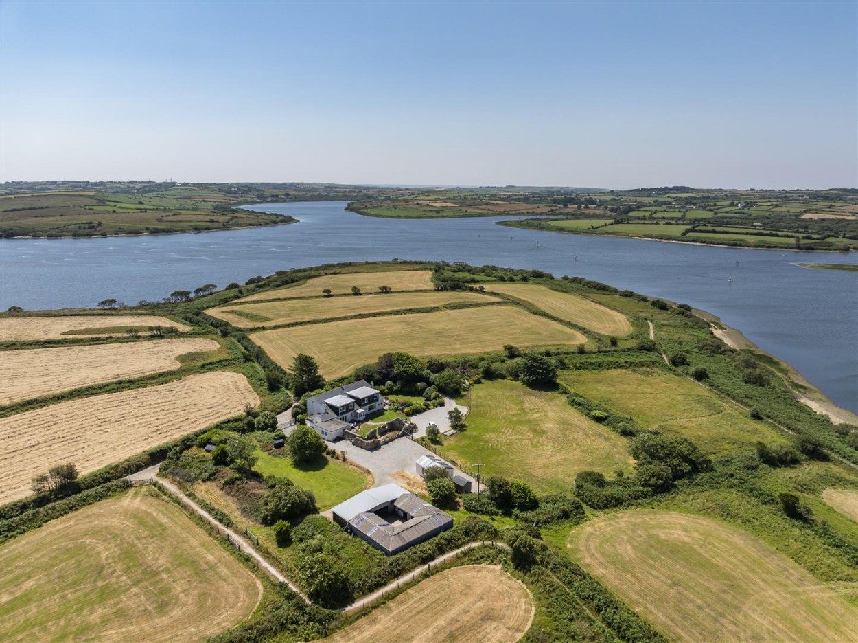 5 bed Farmhouse for Sale