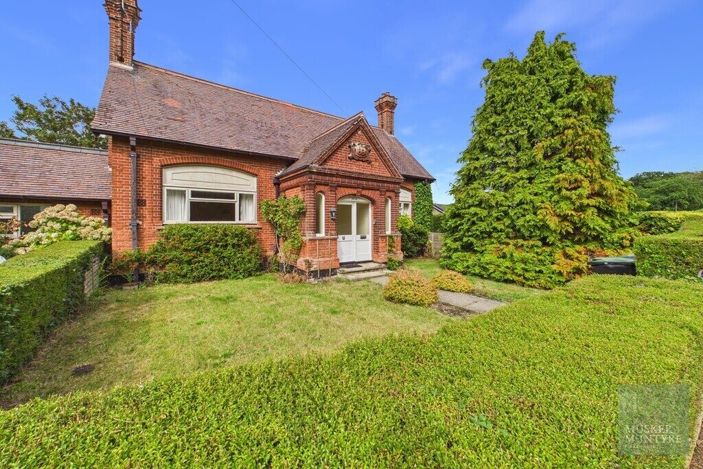 Detached bungalow with a mooring in Somerleyton
