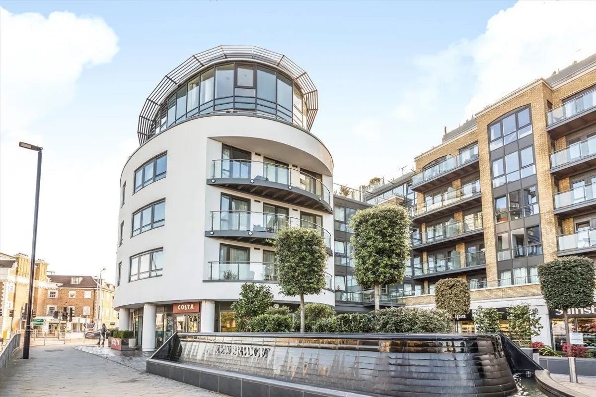 Period waterfront apartment, Kew