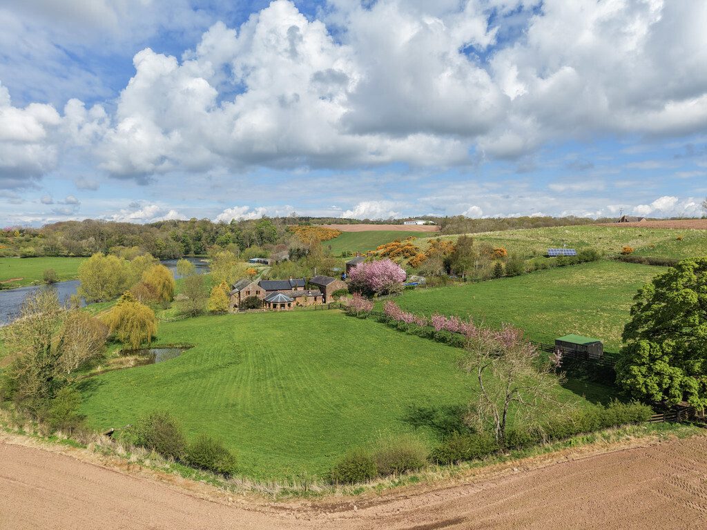 Barn conversion with paddocks in Nr. Cumwhitton