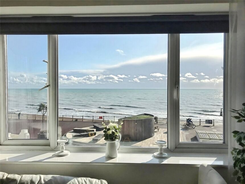 Chain free waterfront apartment, Hastings