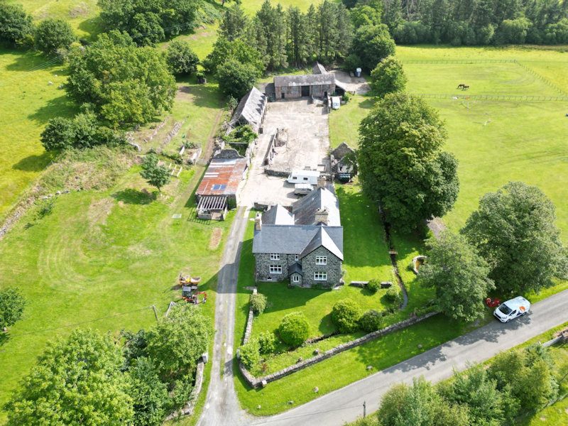8 bedroom detached house in Llanegryn