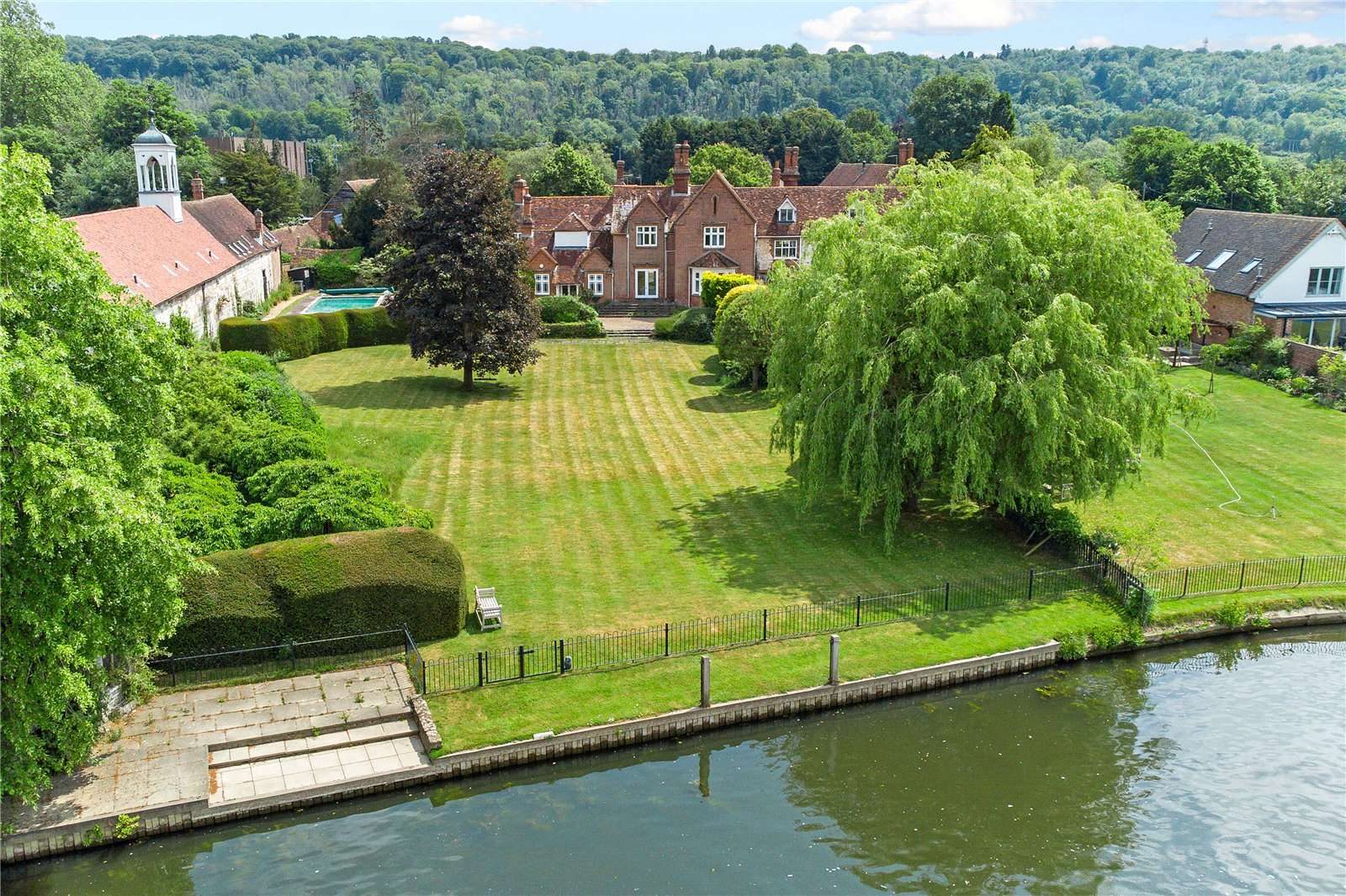 House with a pool, Marlow