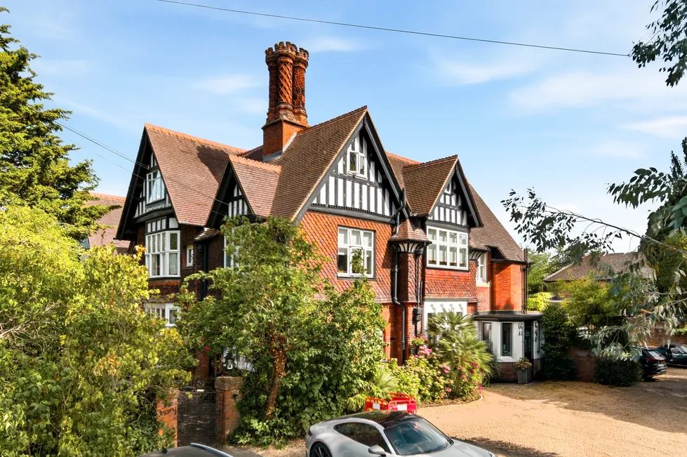 Period waterfront apartment, The Friary Old Windsor