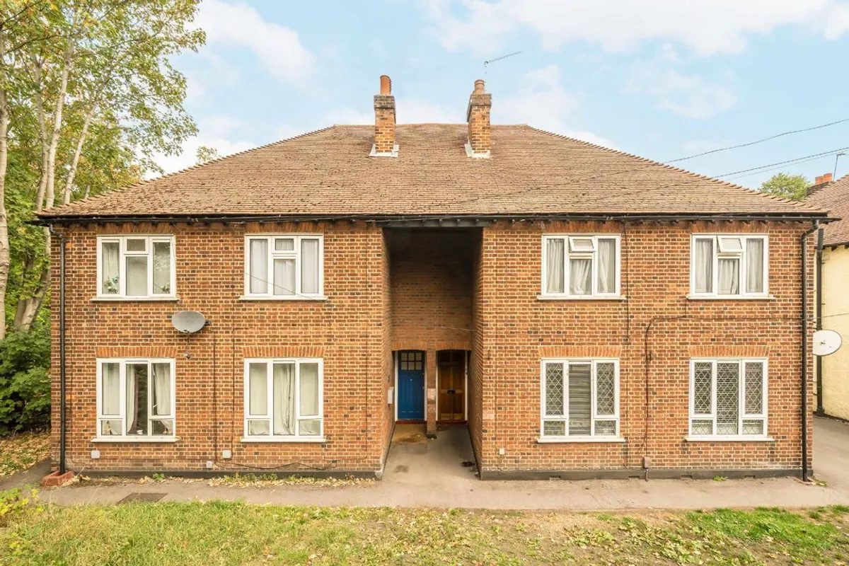 Teddington: chain free waterfront maisonette