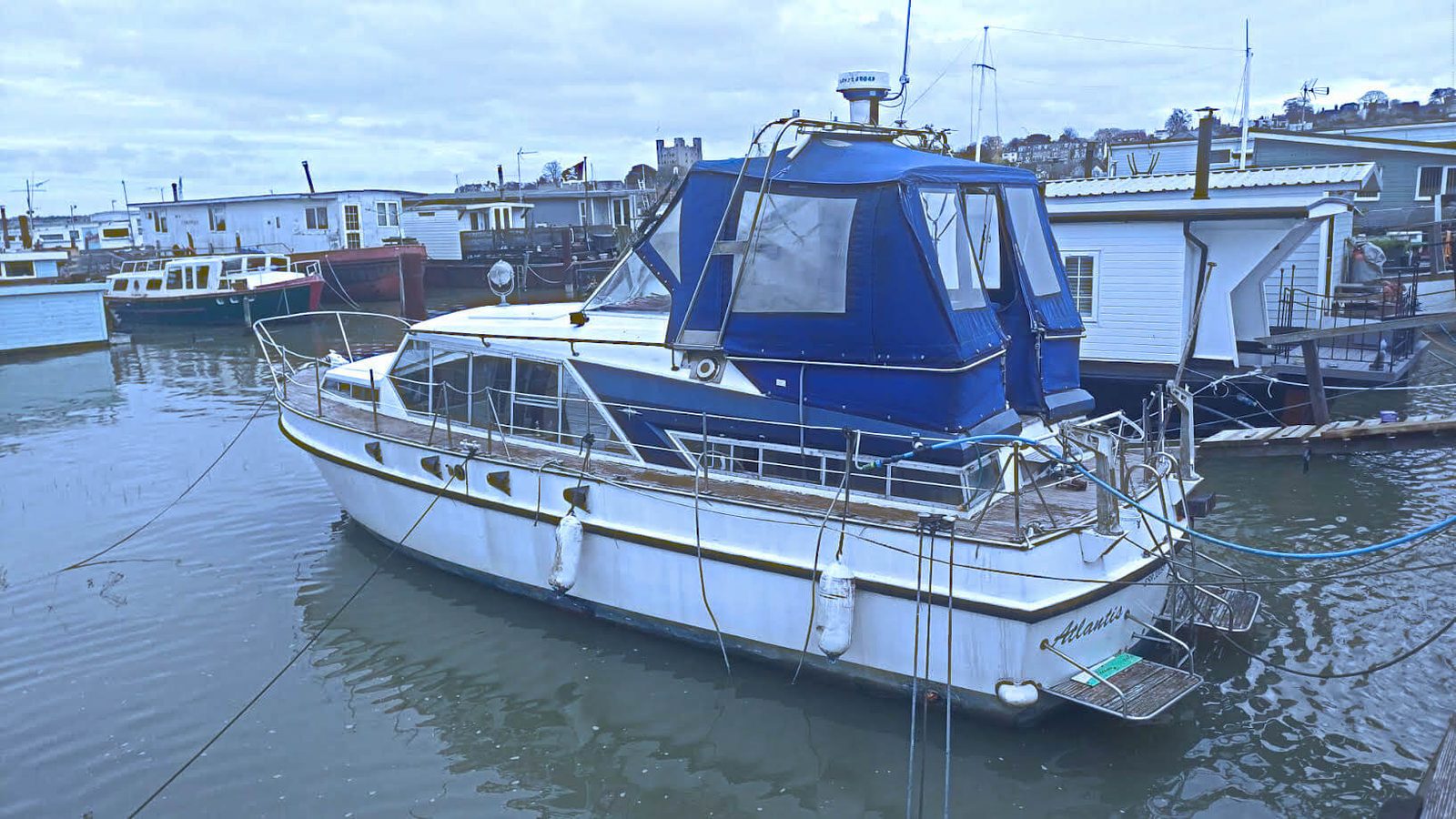 Spacious Liveaboard Cruiser on Residential Mooring