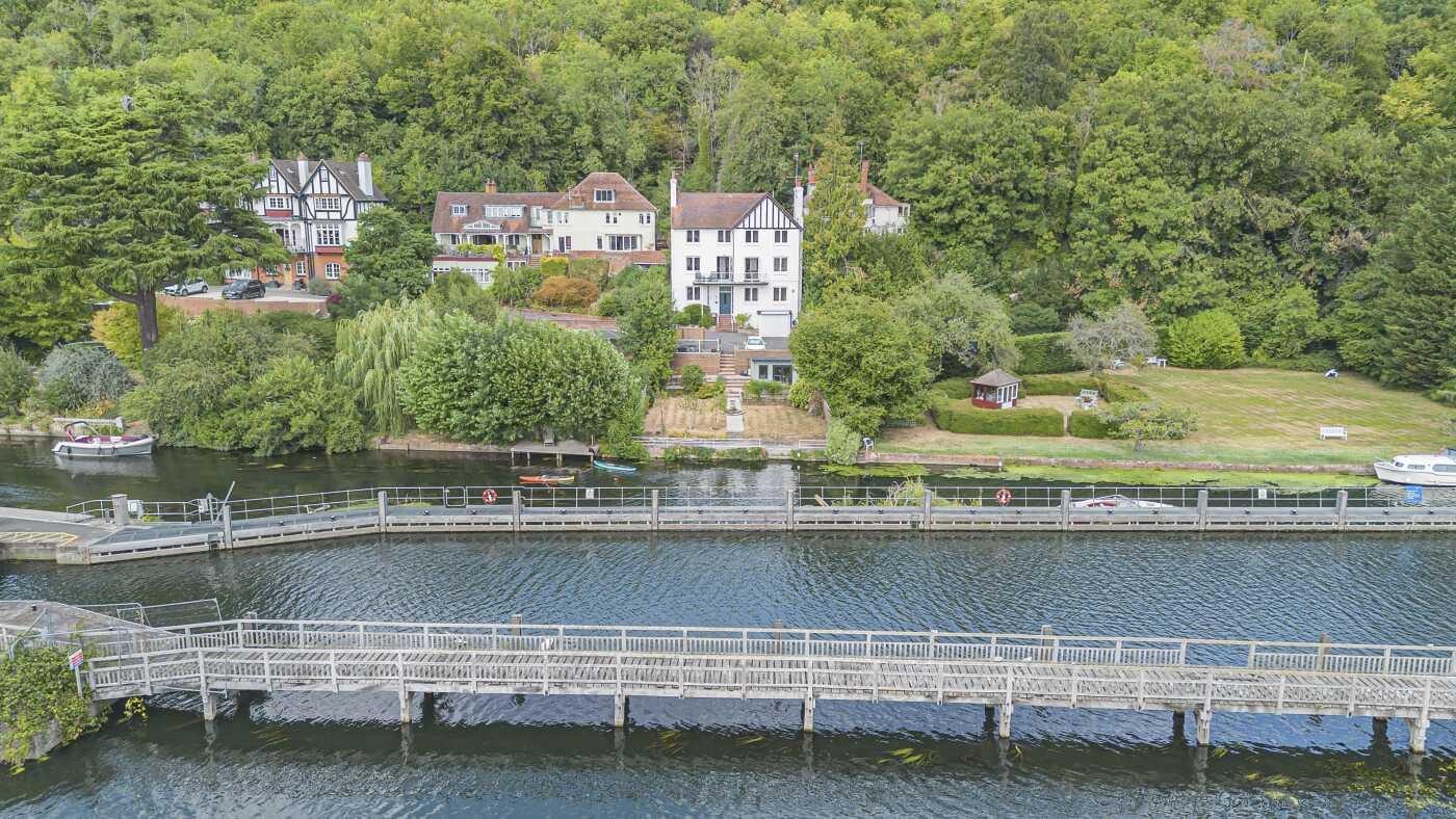 Waterfront house with a mooring, Henley-on-Thames