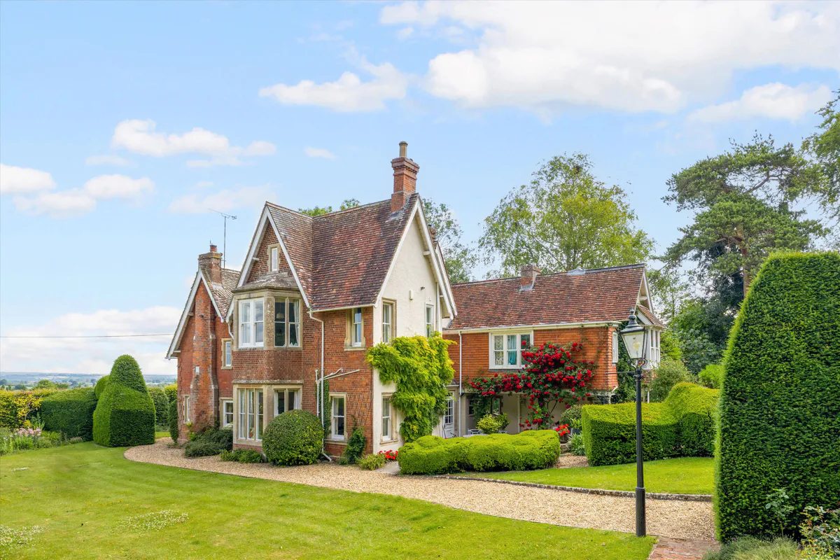 Country house with a pool in Westbury