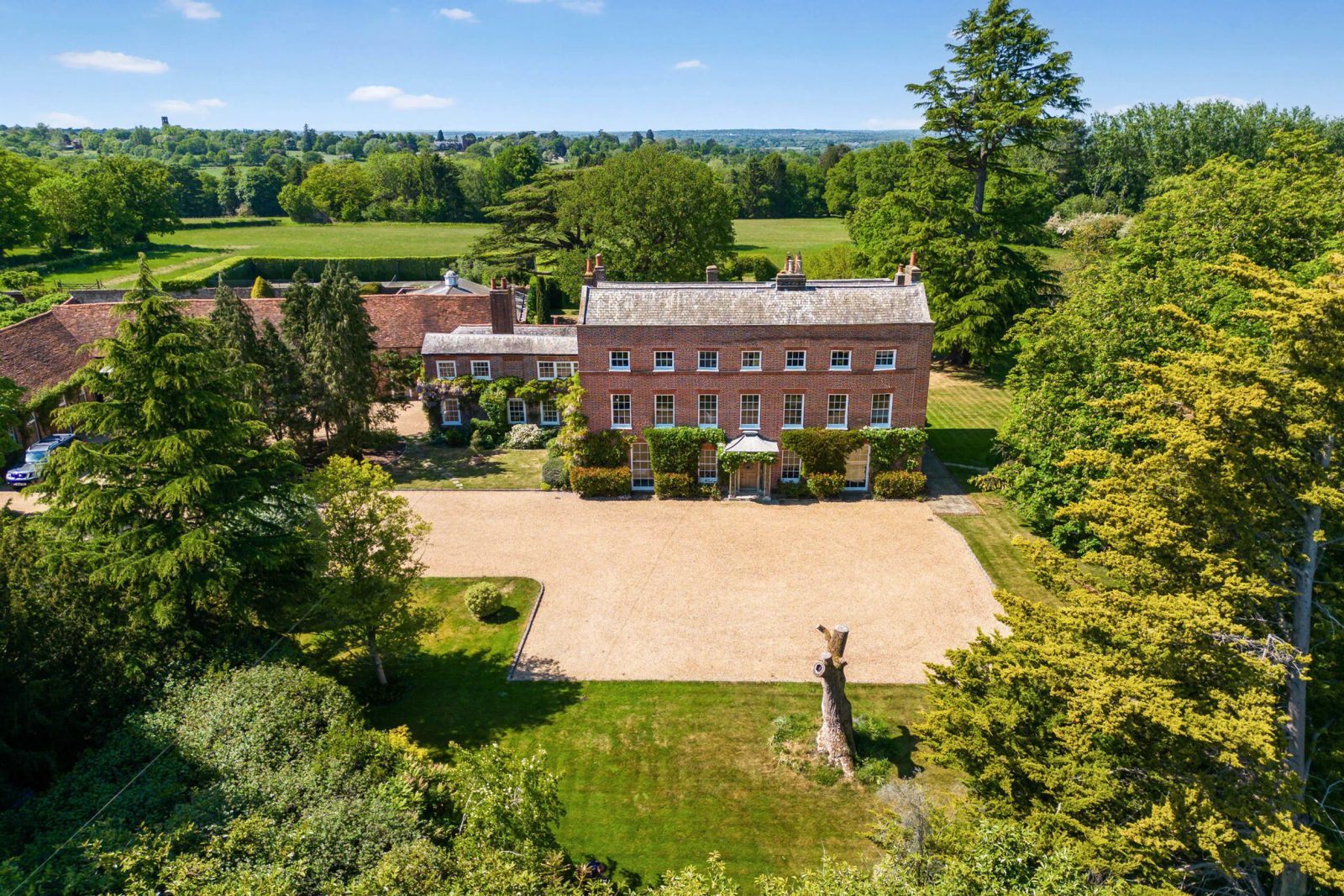 Bayford: detached house with a pool