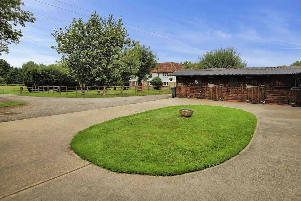Chain free equestrian in Nr Ashford