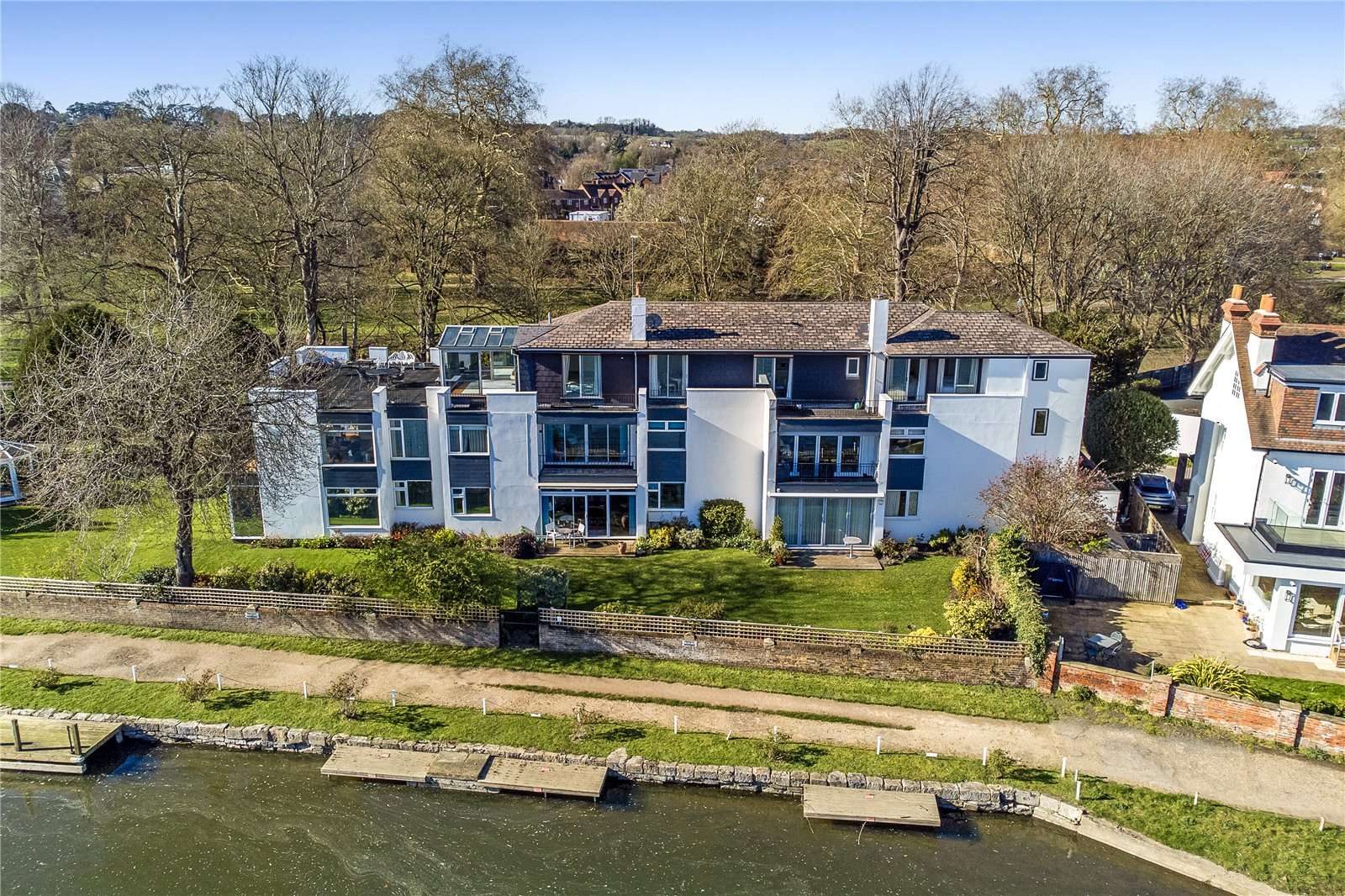 Marlow: waterfront apartment with a mooring