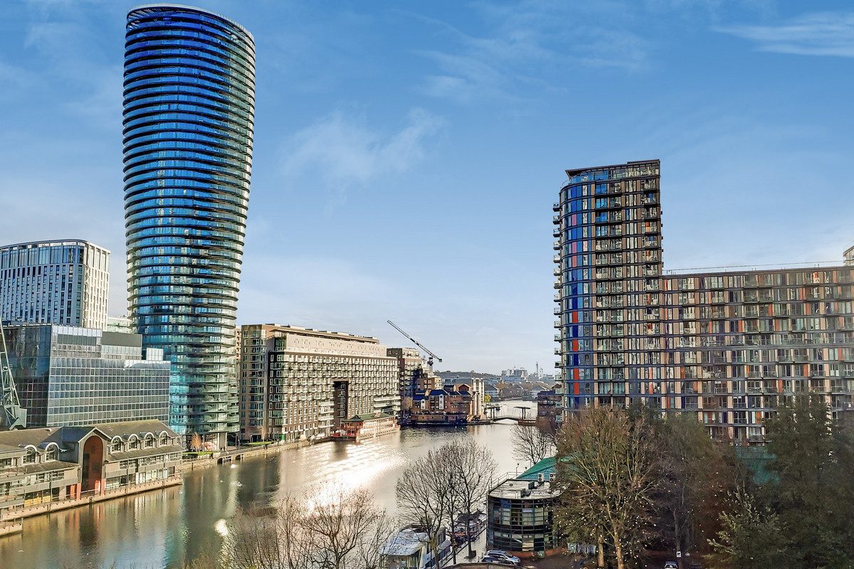 Waterfront apartment with a pool in Canary Wharf