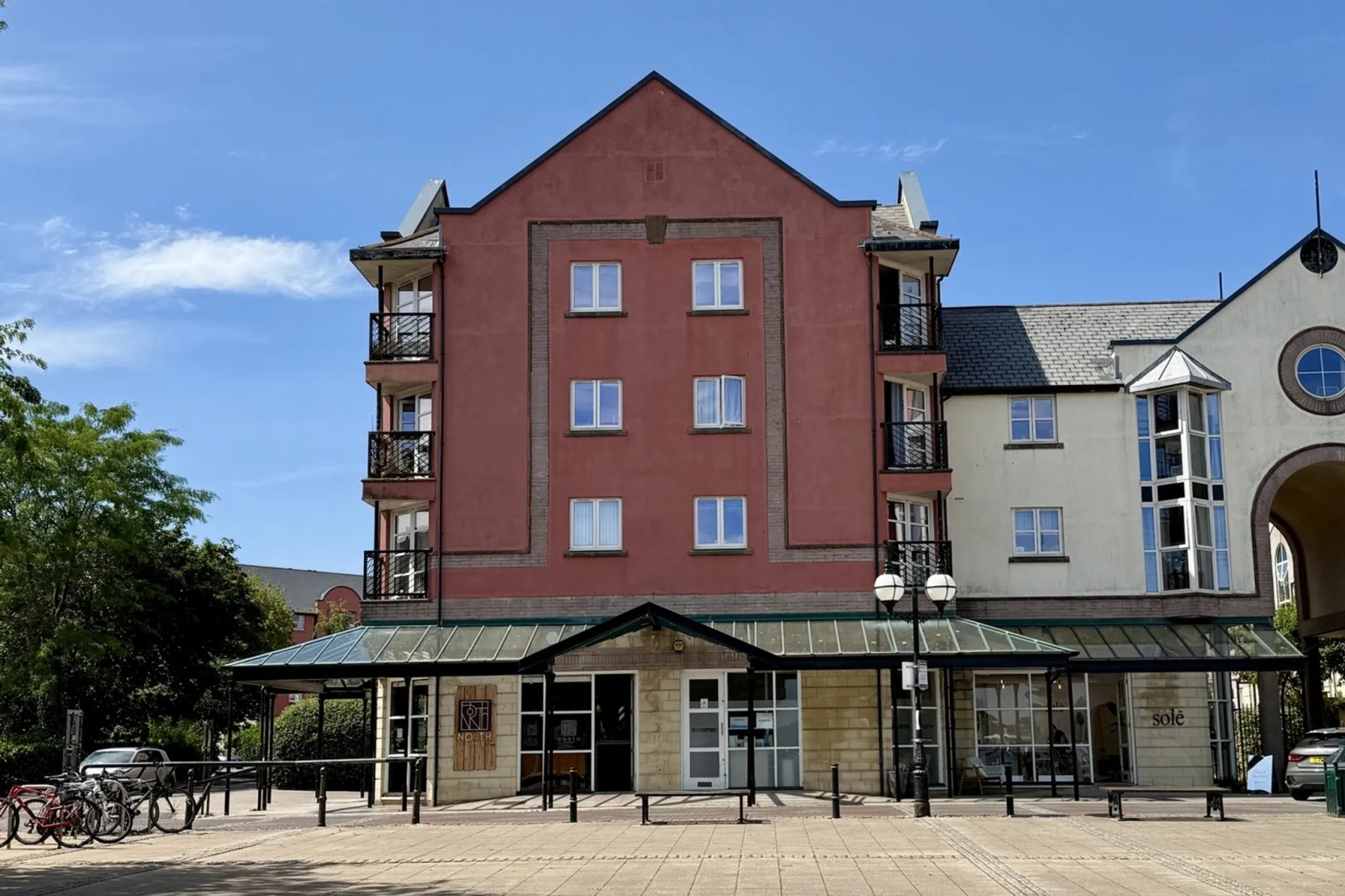 Chain free waterfront apartment in Haven Banks