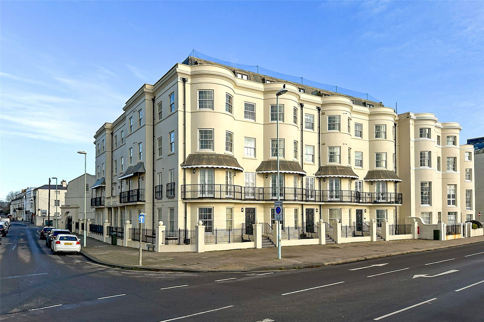 Worthing: chain free waterfront apartment