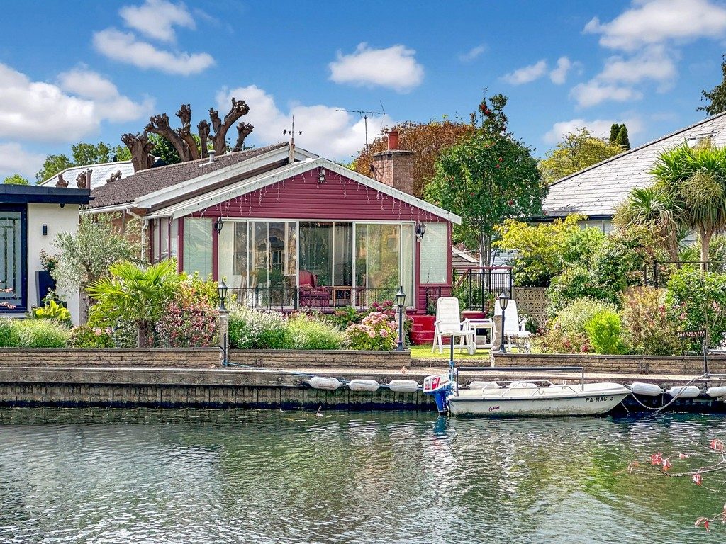 Pharaohs Island, Shepperton ( For Sale )