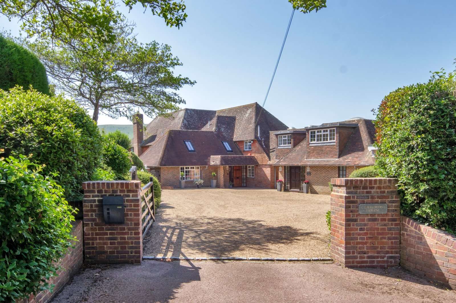 House with a pool, Polegate