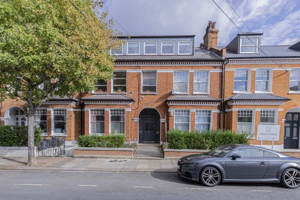 Period waterfront apartment in Balham