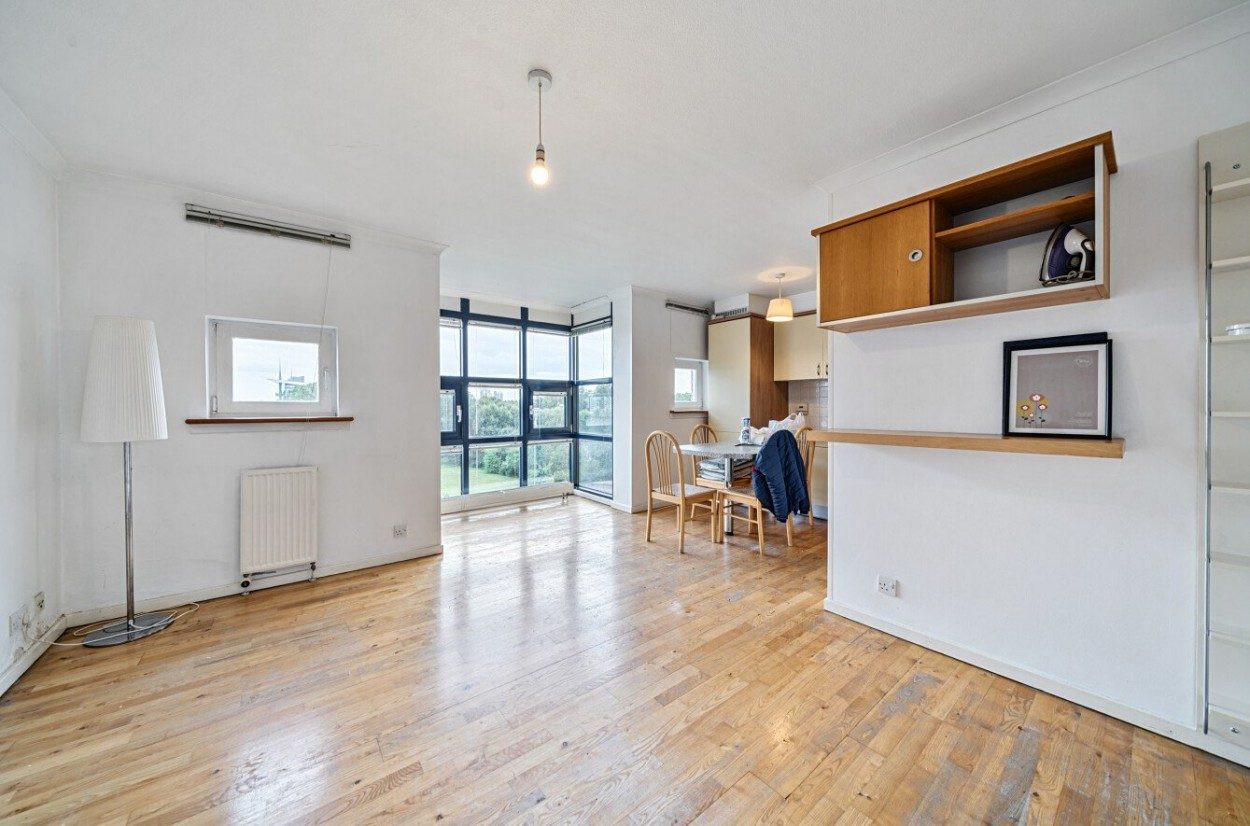 London: chain free waterfront apartment