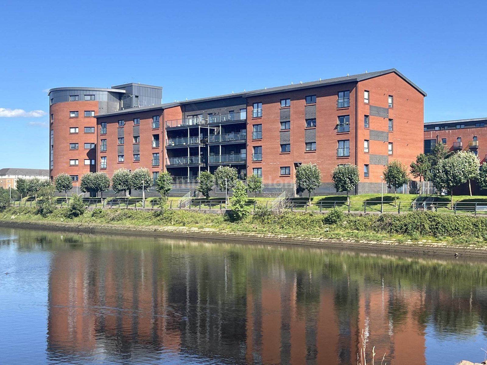Chain free waterfront apartment, Renfrew
