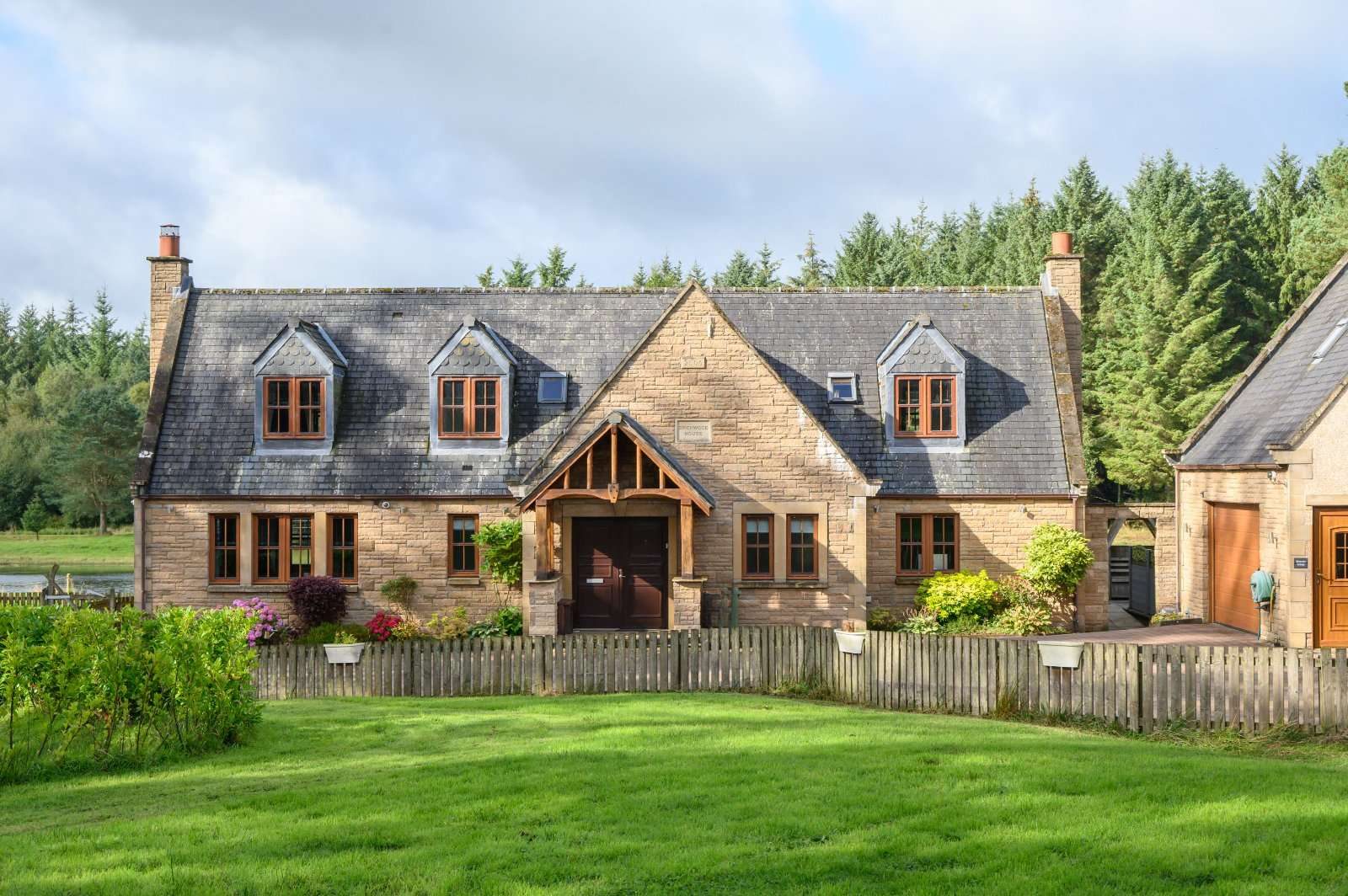 West Lothian: waterfront house with an annexe