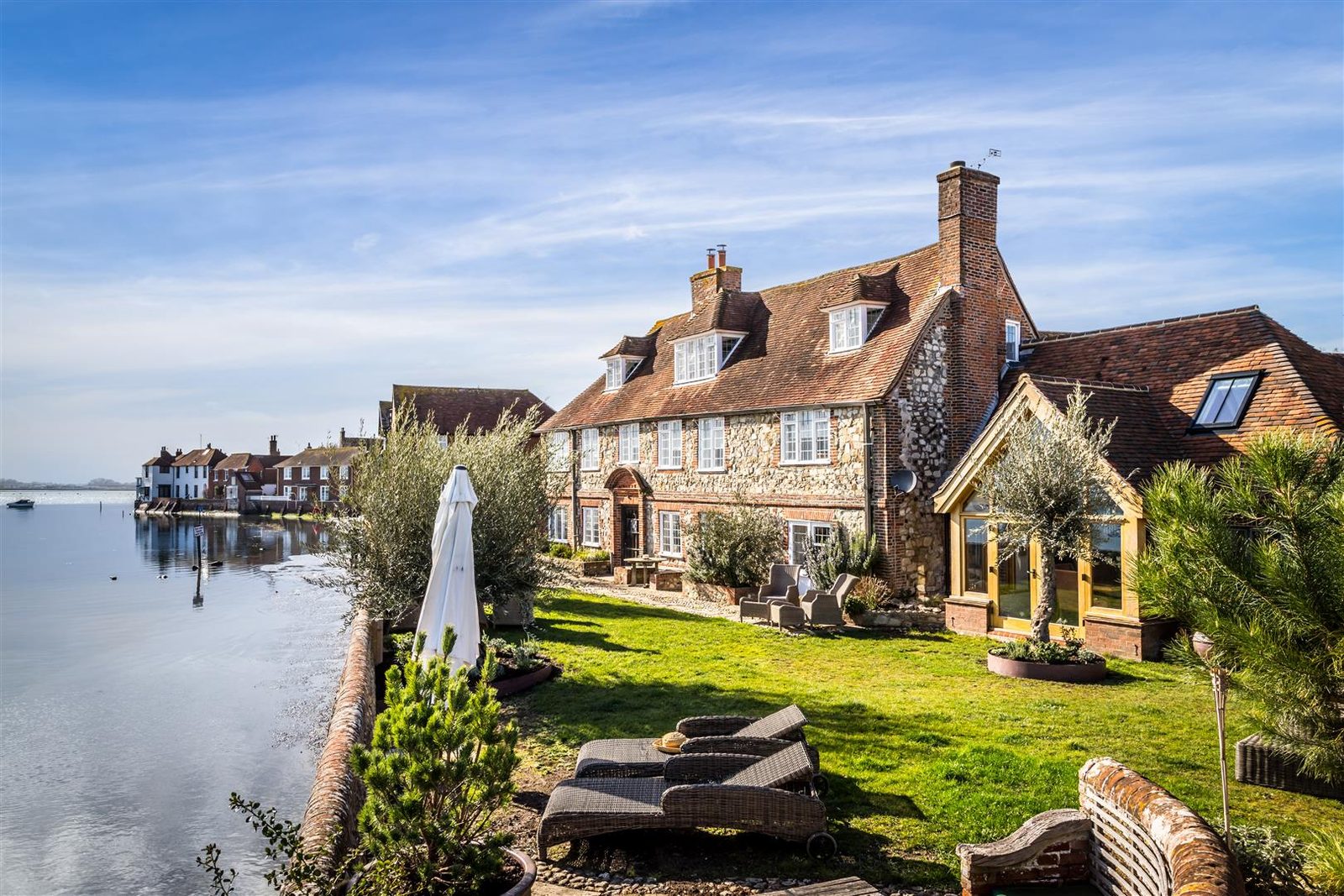 Chichester PO18: period waterfront apartment