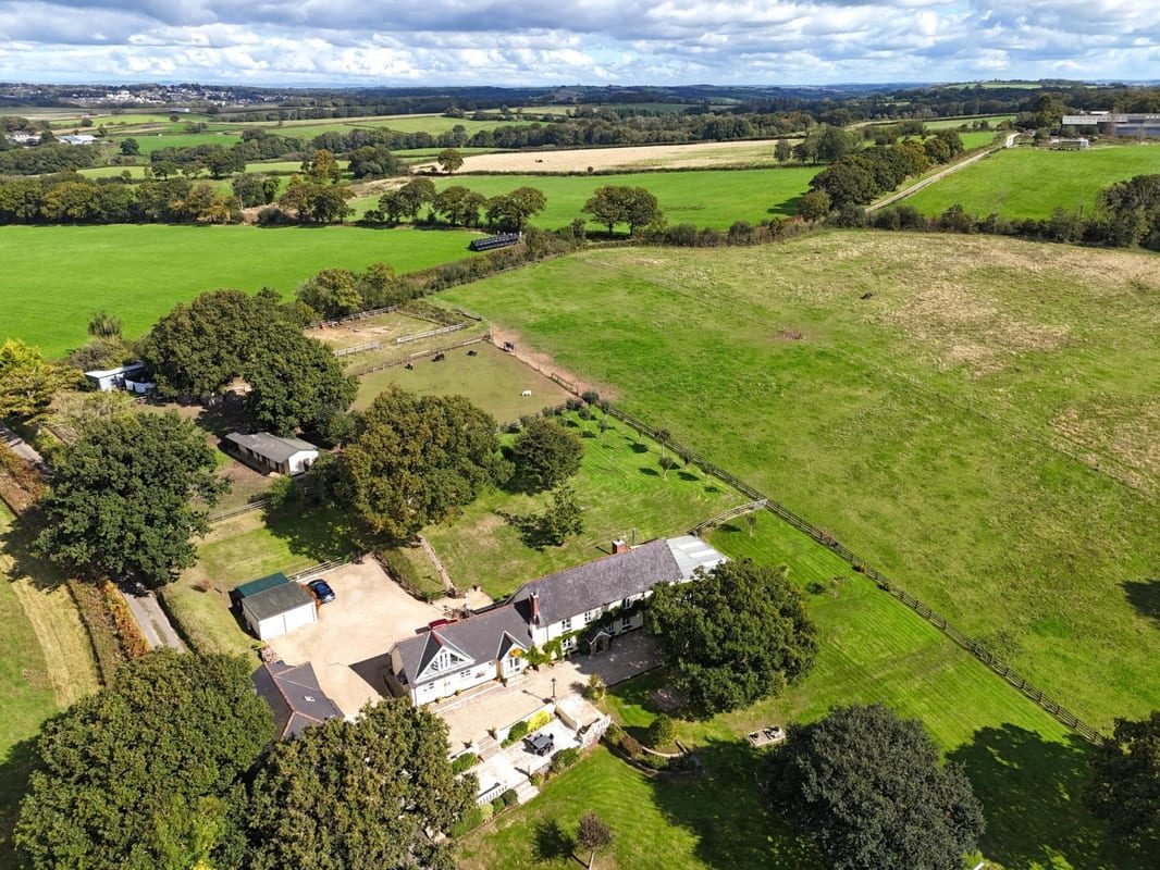 Farmhouse with a pool, Winkleigh