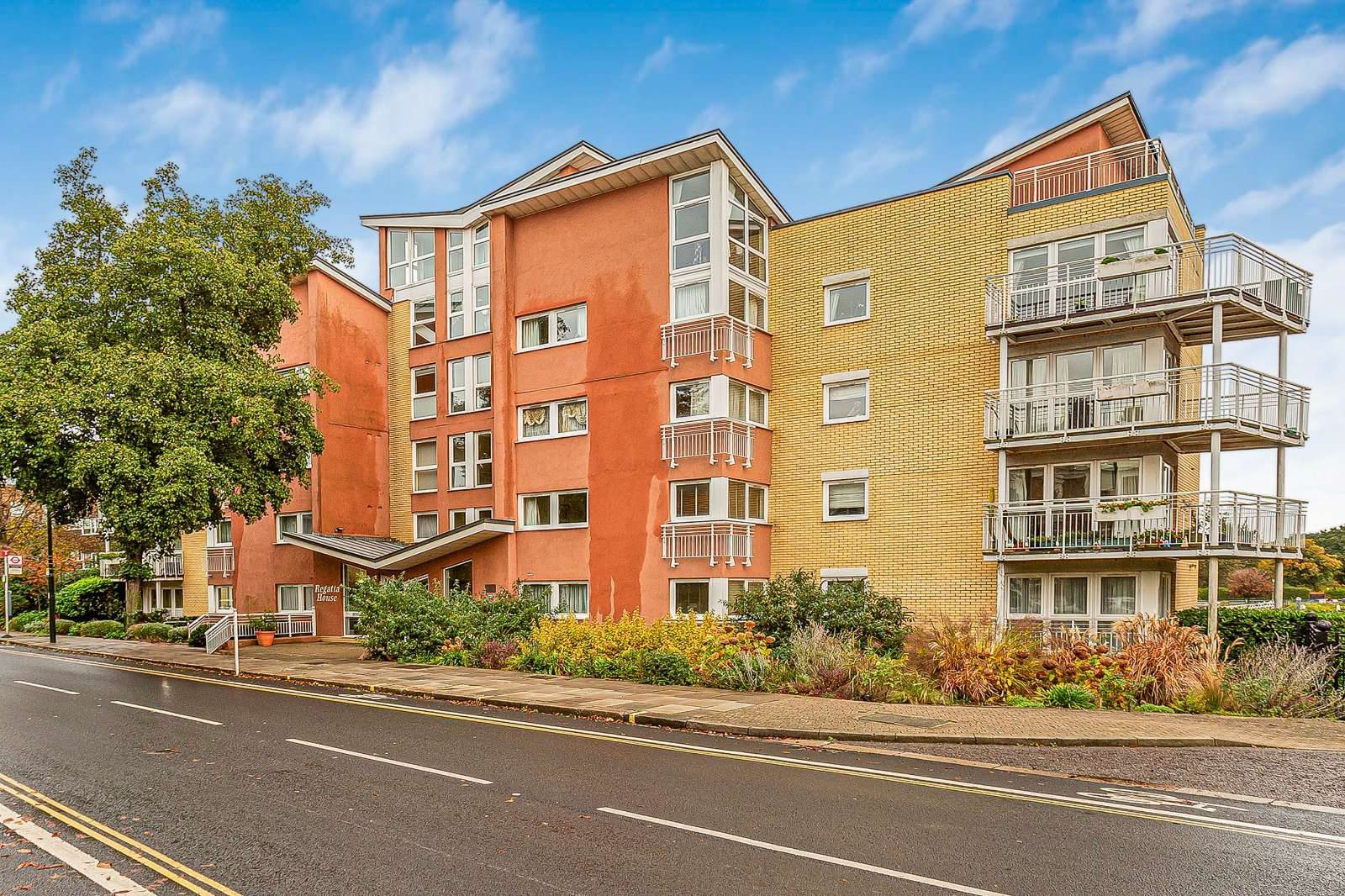 Chain free waterfront apartment in Teddington