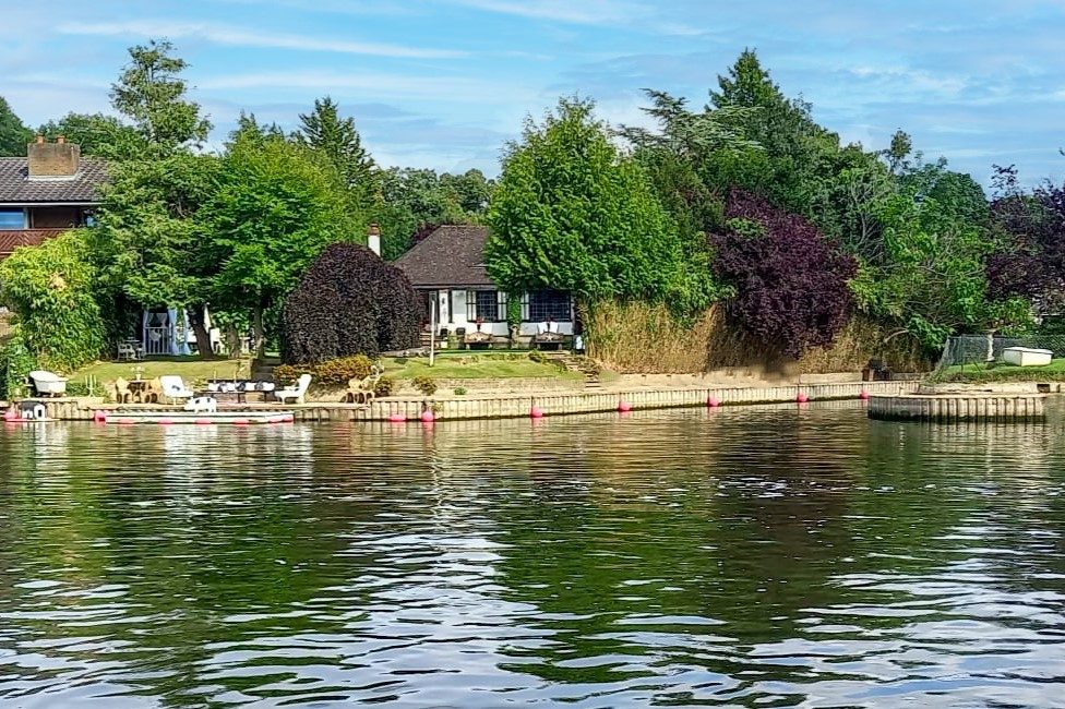 Waterfront bungalow with a mooring in Riverside - Wraysbury