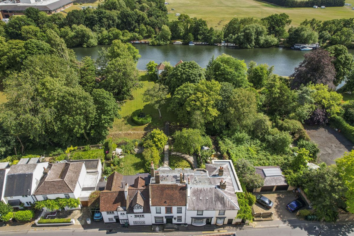 Terraced House for sale with 5 bedrooms, Thames Street, Sunbury-on-thames