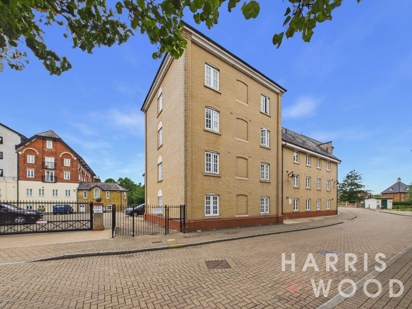 Waterfront apartment with a pool, Colchester