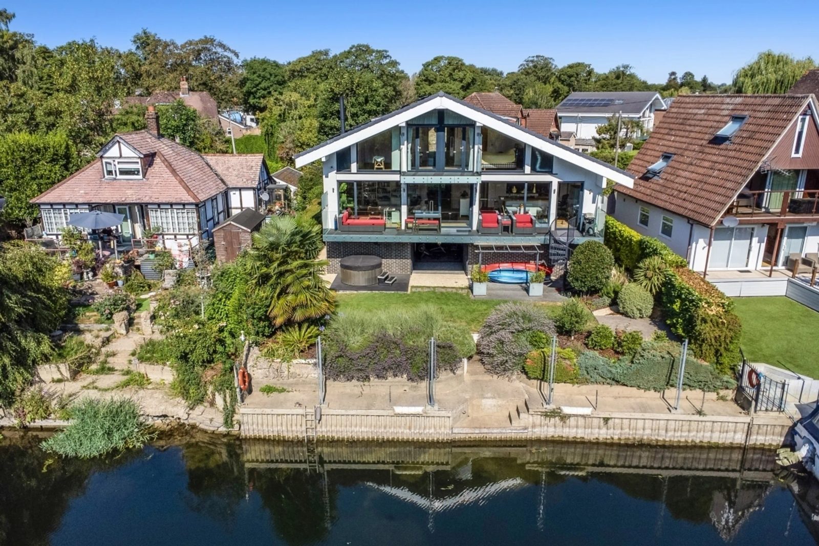Ham Island Old Windsor SL4: detached house with a mooring