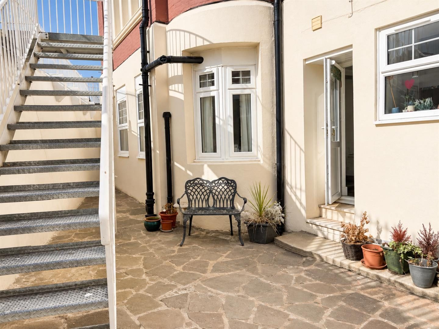 Bexhill-on-Sea: chain free waterfront apartment