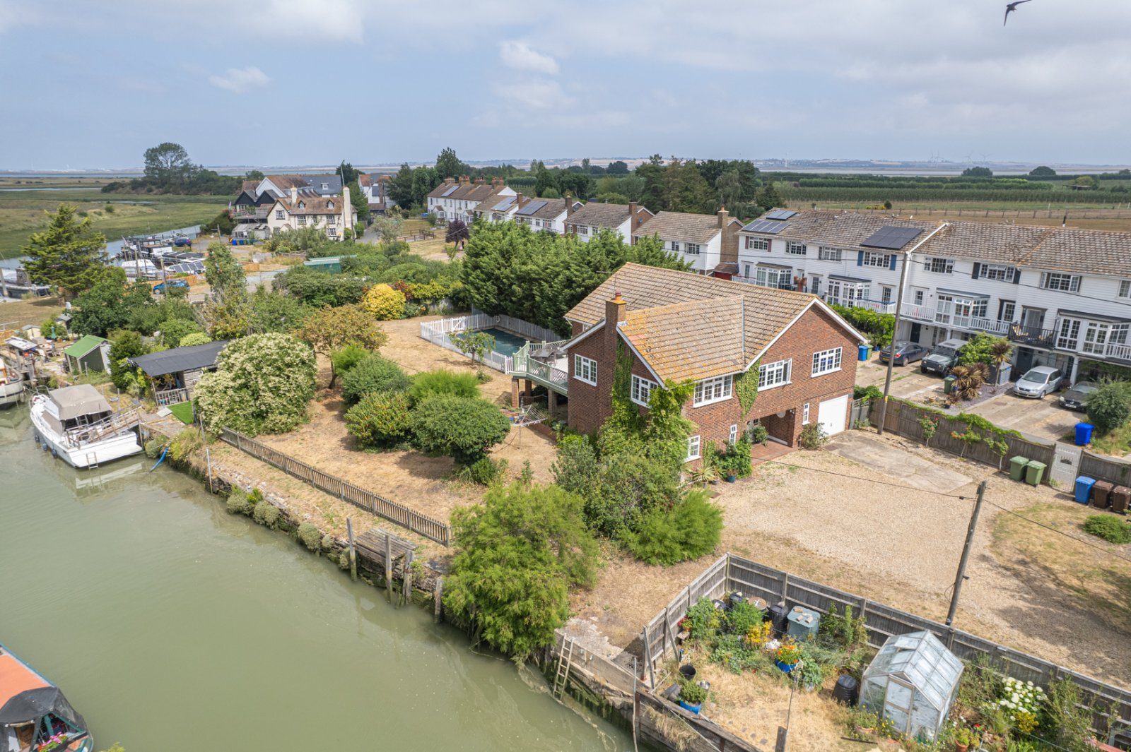 Sittingbourne: detached house with a pool