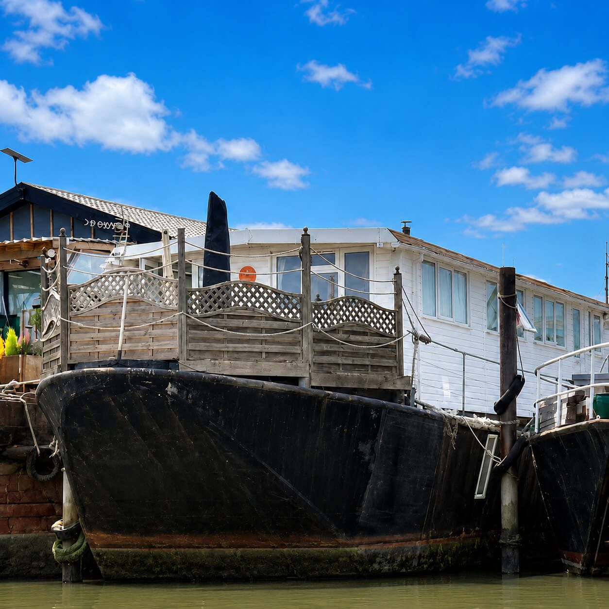 Family Houseboat on Secure Residential Mooring