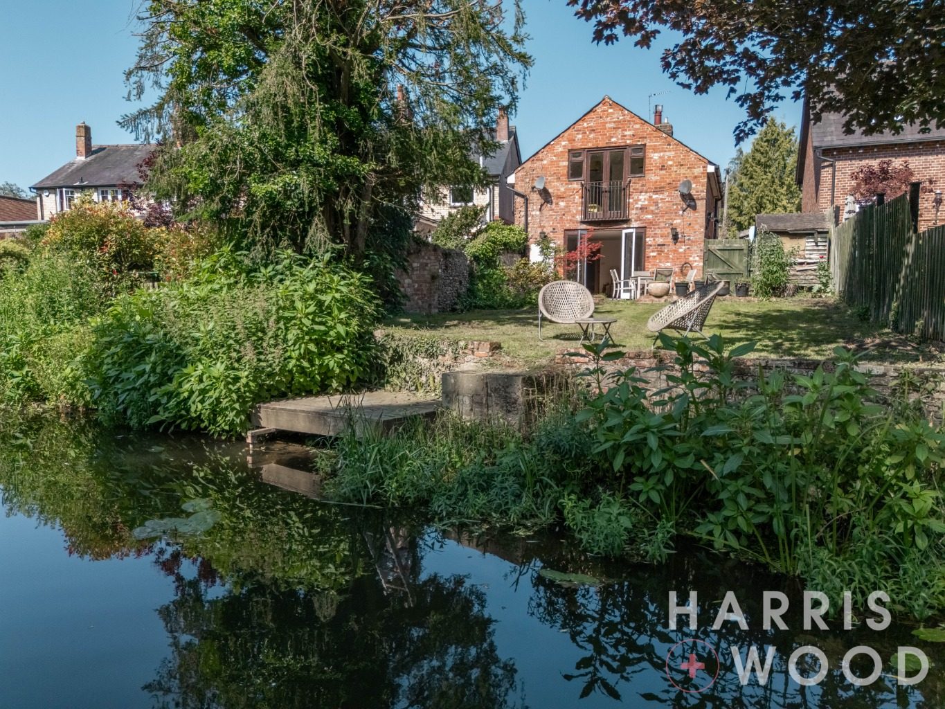 Bures: chain free waterfront house
