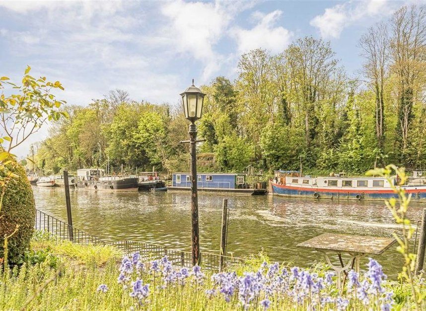 Hampton Court RoadEast Molesey, KT8