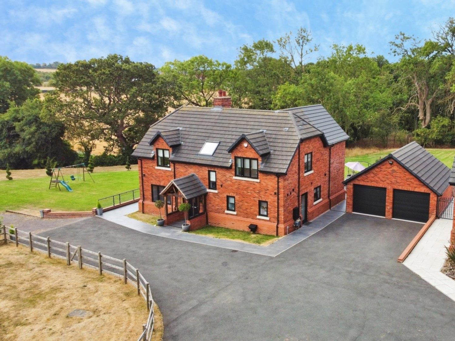 House with paddocks in Middleton