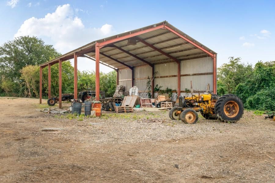 Landdevelopment Plot Land With Yard Barn Lying East Cumnor Road Filchampstead Oxford