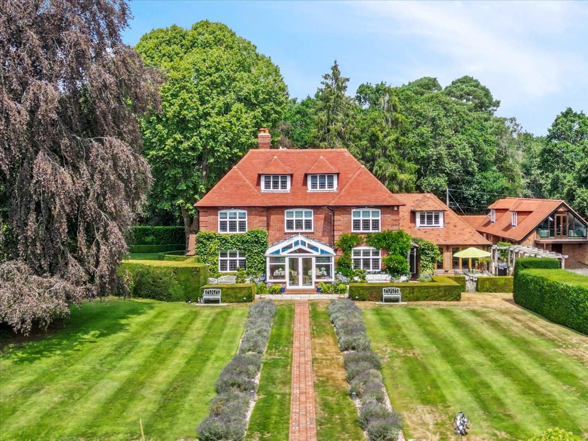 House with a pool, Ringwood