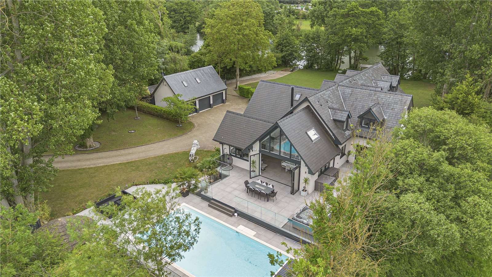 Waterfront house with a pool in Reading