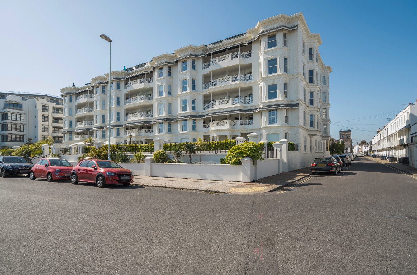 Worthing: waterfront apartment with a pool