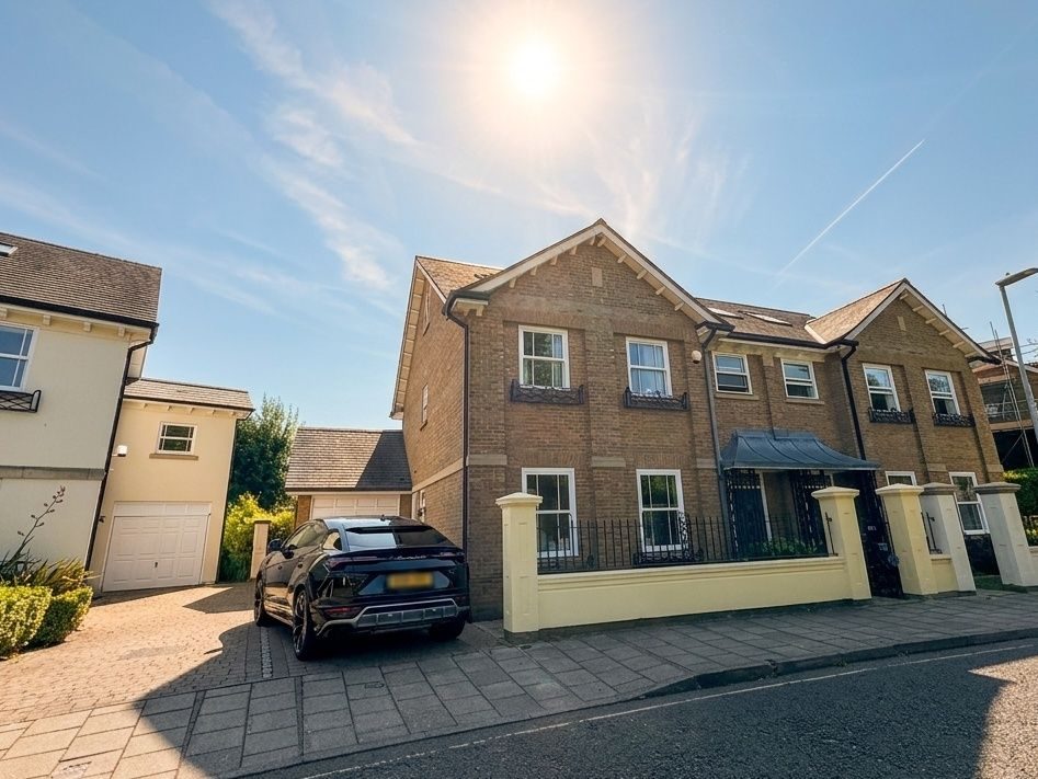 Waterside Five-bedroom House In Barnes