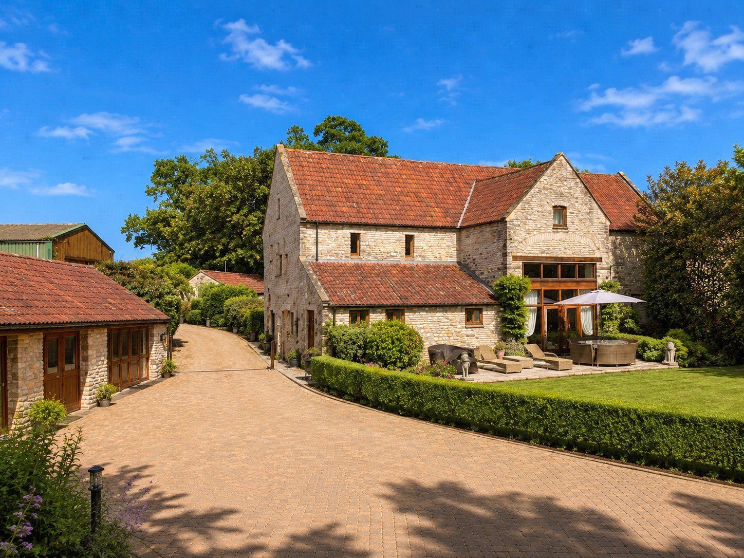Detached house with outbuildings in Bri