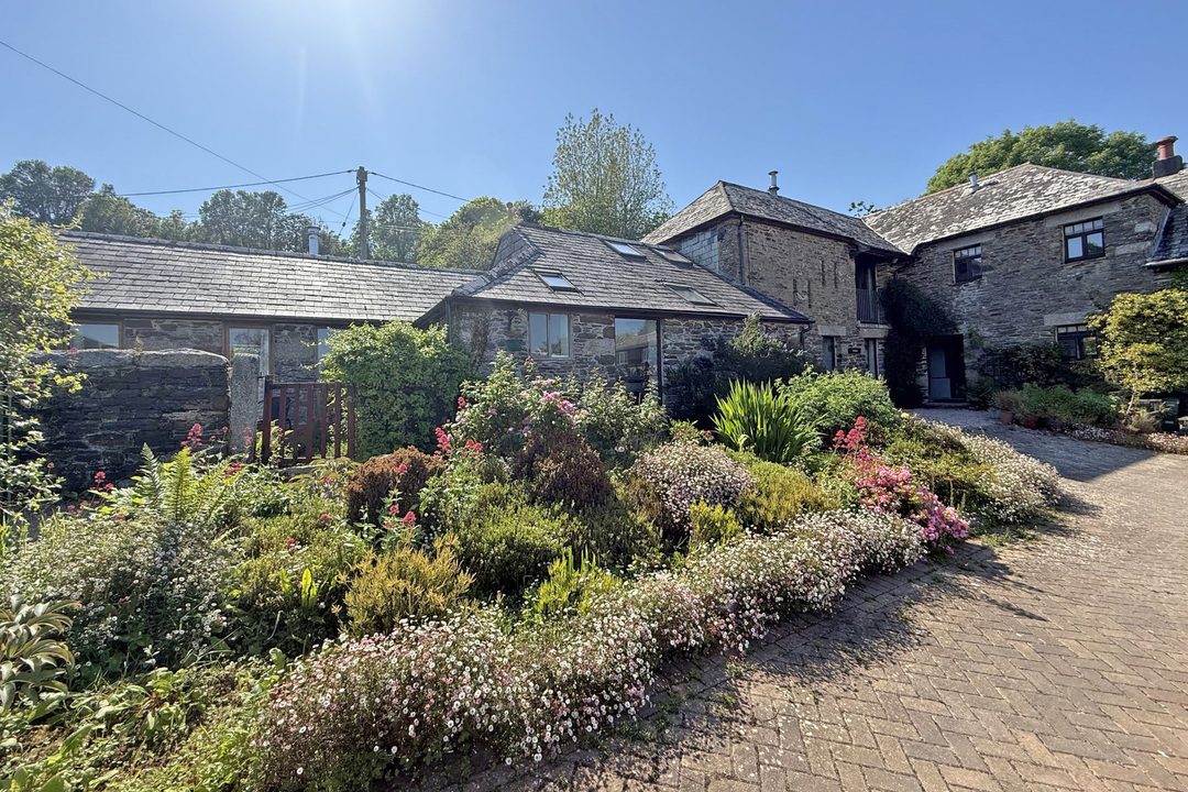 Looe: barn conversion with an annexe