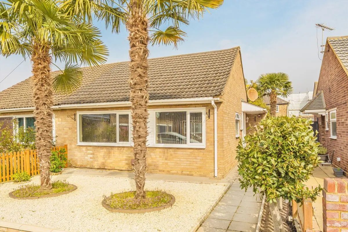 Chain free waterfront bungalow in Hampton
