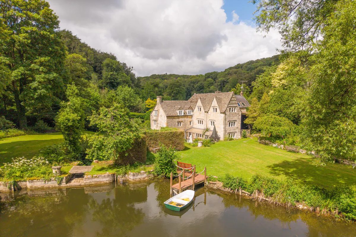 Grade II listed studio in Gloucestershire GL6