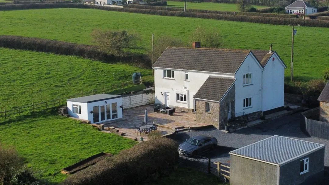 Smallholding with paddocks in Pontantwn