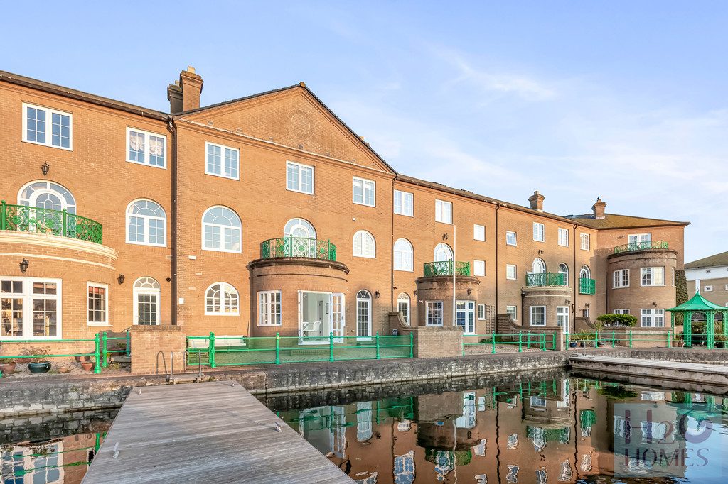 Waterfront townhouse with a mooring in Brighton