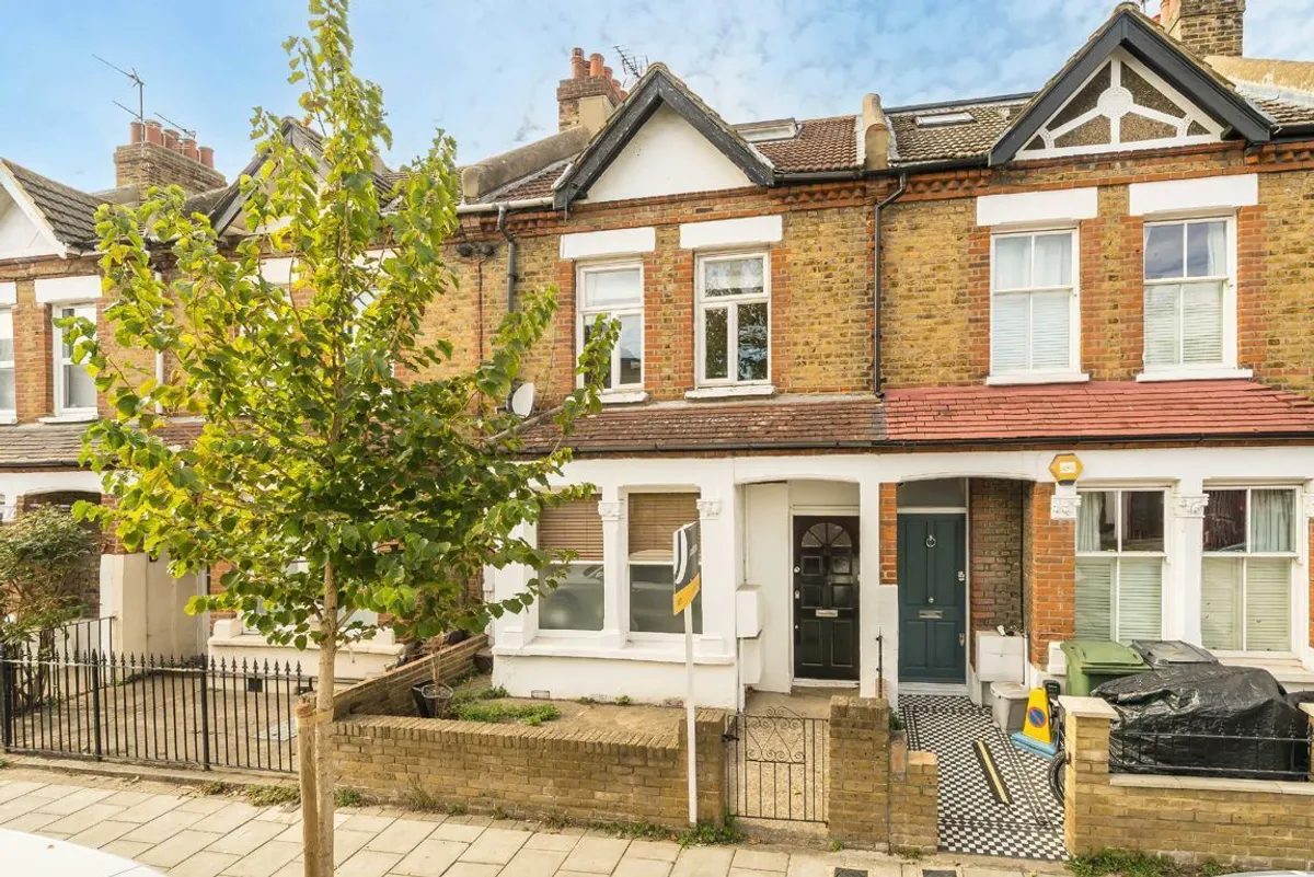Earlsfield: period waterfront apartment
